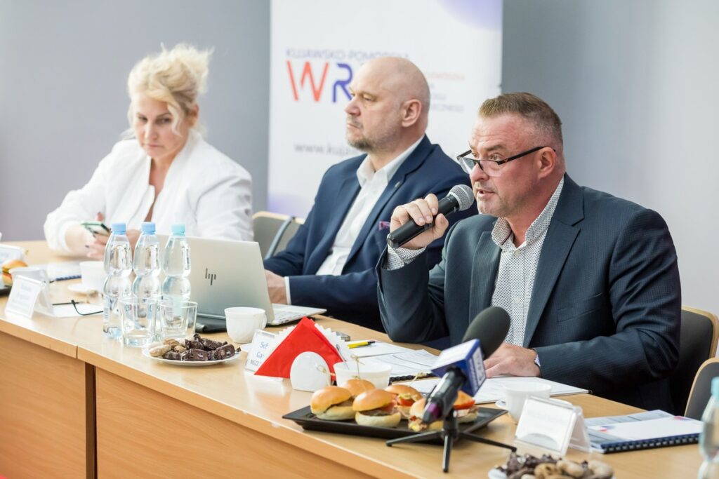 od lewej p. E. Kantowicz, p. R. Rogalski, p. S. Gawronek podczas posiedzenia plenarnego K-P WRDS, fot. Tomasz Czachorowski