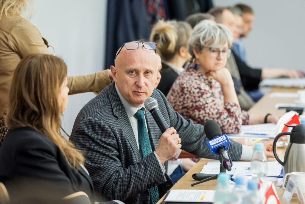 p. R. Pietrucień przedstawiający prezentację podczas posiedzenia plenarnego K-P WRDS, fot. Tomasz Czachorowski