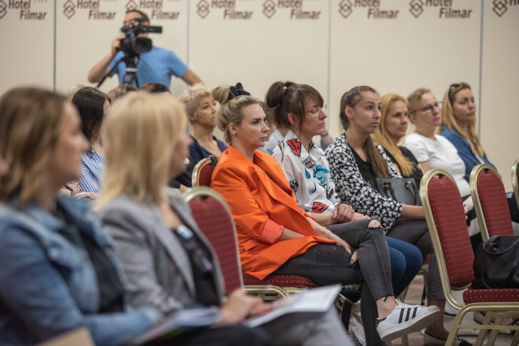 uczestnicy konferencji „Mediacja w szkole – narzędzie wczesnej profilaktyki zachowań niepożądanych”, Toruń, 5.06.2024 r., fot. Mikołaj Kuras dla UMWKP