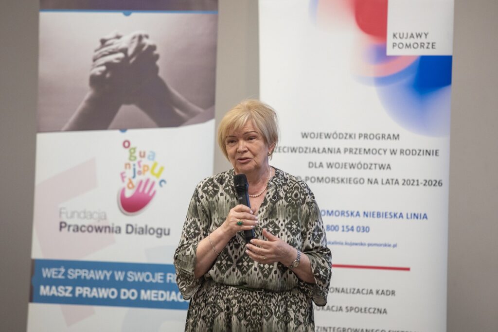 Krystyna Żejmo-Wysocka – p.o. Dyrektora Departamentu Spraw Społecznych i Zdrowia podczas konferencji „Mediacja w szkole – narzędzie wczesnej profilaktyki zachowań niepożądanych”, Toruń, 5.06.2024 r., fot. Mikołaj Kuras dla UMWKP