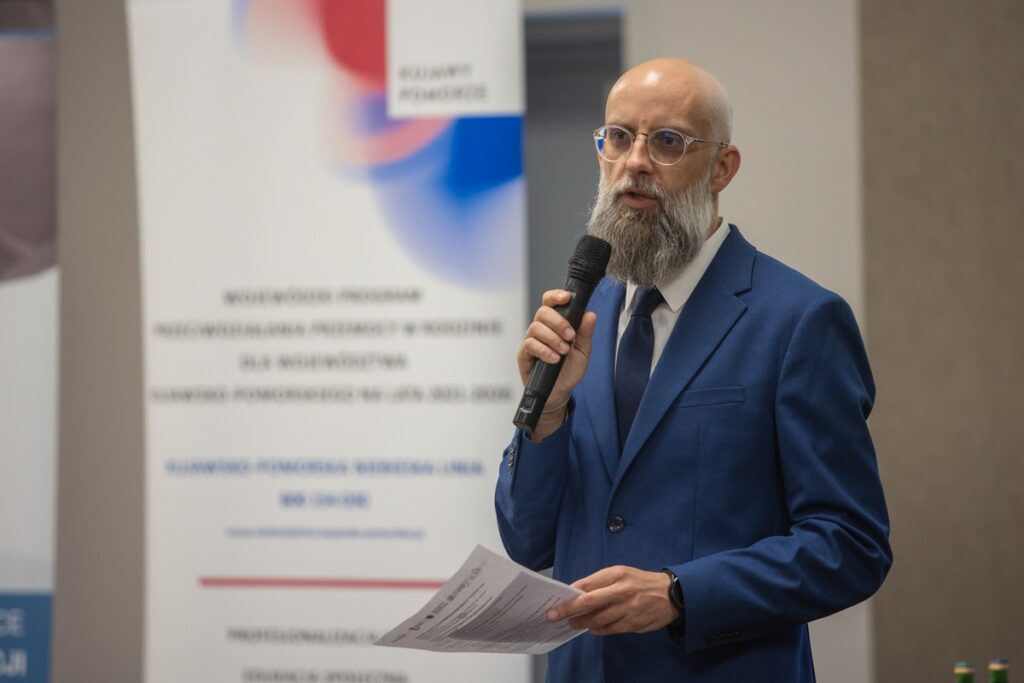 Janusz Kaźmierczak – Członek Zarządu Fundacji „Pracownia Dialogu” podczas konferencji „Mediacja w szkole – narzędzie wczesnej profilaktyki zachowań niepożądanych”, Toruń, 5.06.2024 r., fot. Mikołaj Kuras dla UMWKP