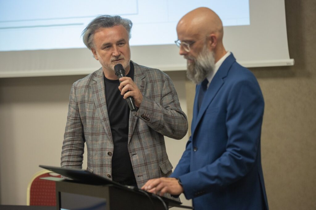 Michał Wilniewczyc – Dyrektor Zespołu Szkół nr 2 w Aleksandrowie Kujawskim i Janusz Kaźmierczak podczas konferencji „Mediacja w szkole – narzędzie wczesnej profilaktyki zachowań niepożądanych”, Toruń, 5.06.2024 r., fot. Mikołaj Kuras dla UMWKP