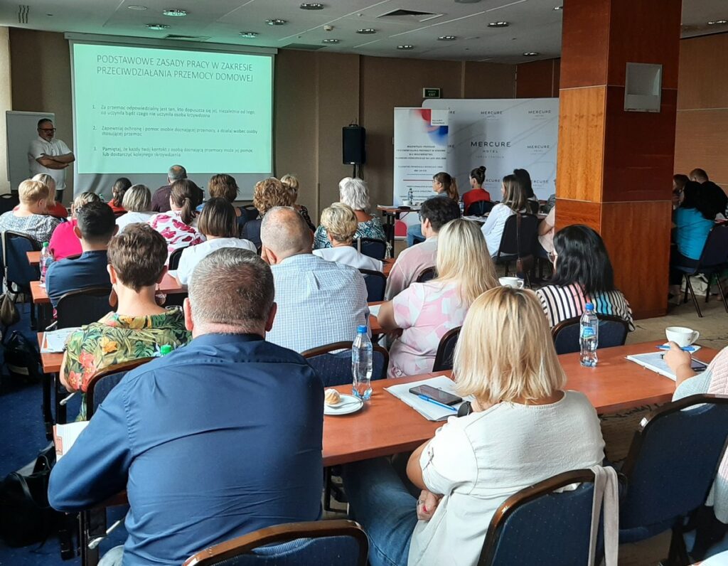 Pan Zbigniew Piechocki prowadzący szkolenie ”Przeciwdziałania przemocy domowej”, Toruń, 7-9 sierpnia 2024 r., fot. Biuro Wsparcia Rodziny, Przeciwdziałania Przemocy i Uzależnieniom