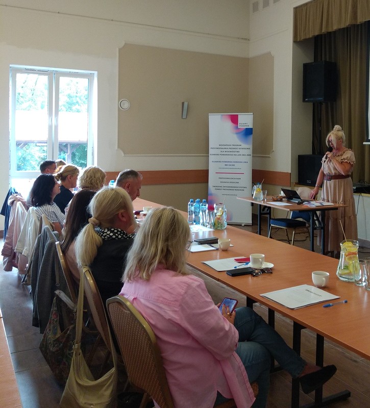 Pani Beata Rataj prowadząca szkolenie ”Przeciwdziałania przemocy domowej”, Sośno, 10-12 września 2024 r., fot. Biuro Wsparcia Rodziny, Przeciwdziałania Przemocy i Uzależnieniom