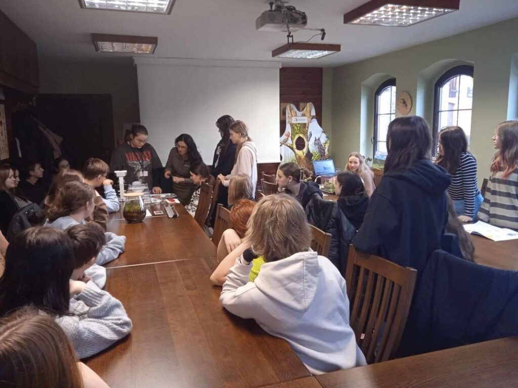 Uczniowie wykonywali eksperymenty naukowe, fot. M. Mews