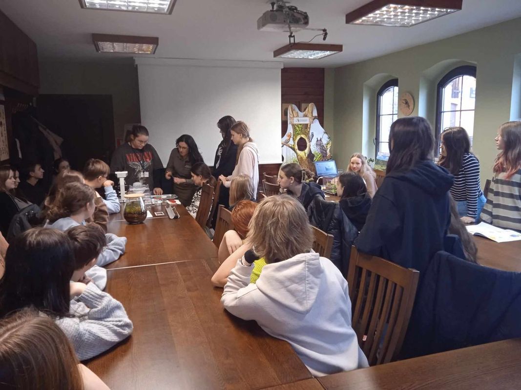 Uczniowie wykonywali eksperymenty naukowe, fot. M. Mews