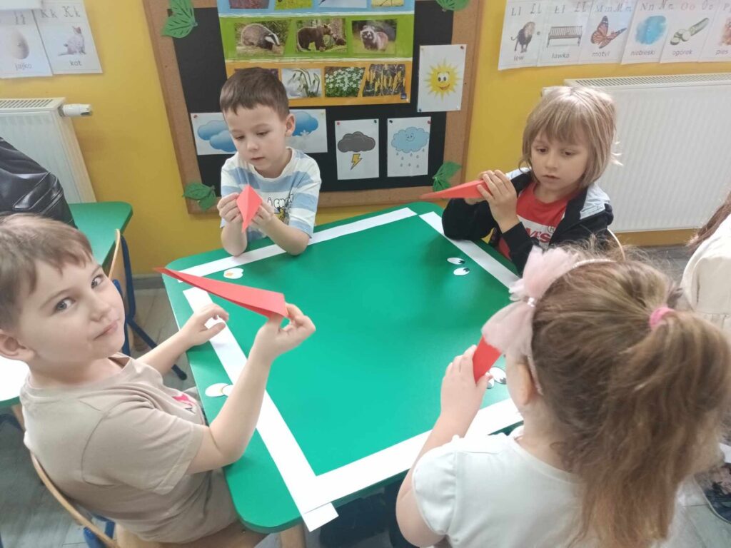Łączymy poszczególne elementy potrzebne do zrobienia bocianiej opaski, fot. WPK