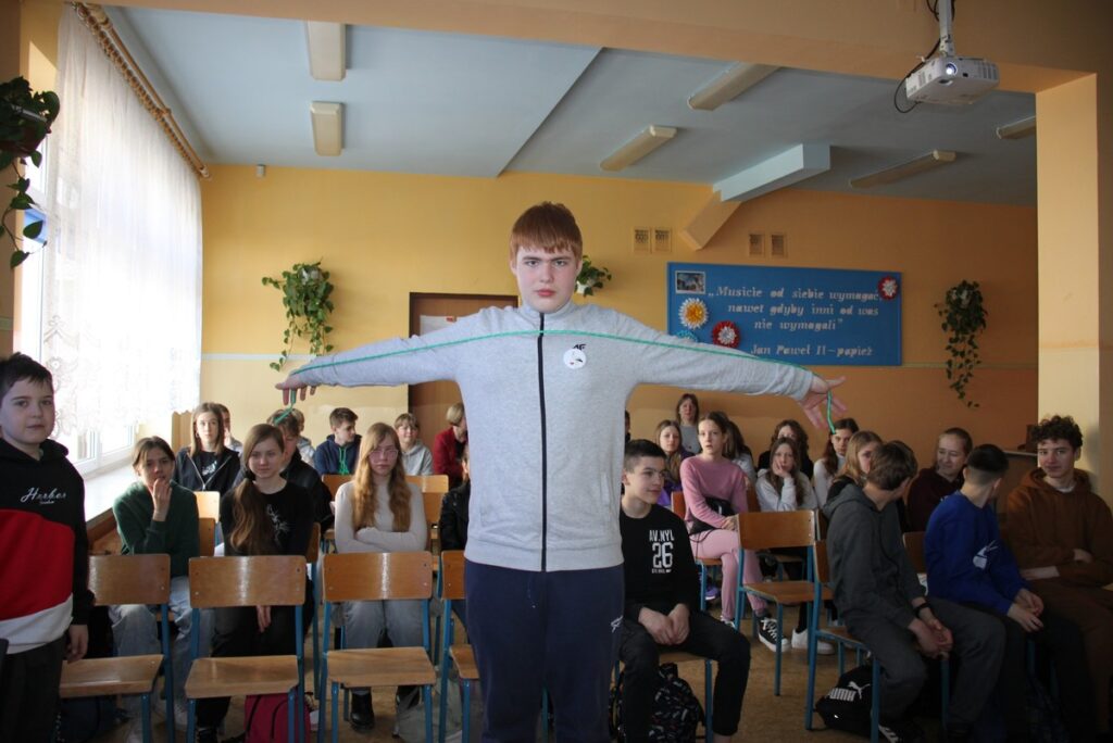 Sprawdzamy różnicę w rozpiętości skrzydeł bociana białego do swoich ramion, fot. D. Borzyszkowska