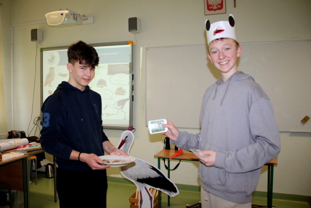 Uczniowie przygotowują jadłospis dla bociana białego, fot. D. Borzyszkowska