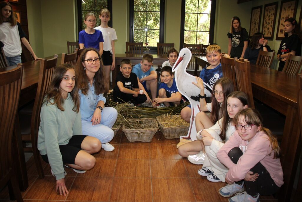 uczniowie wraz z nauczycielką, D. Borzyszkowska