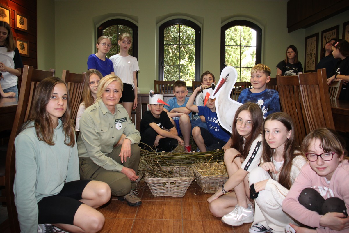 uczniowie z prowadzącą zajęcia, fot. M. Kuligowska