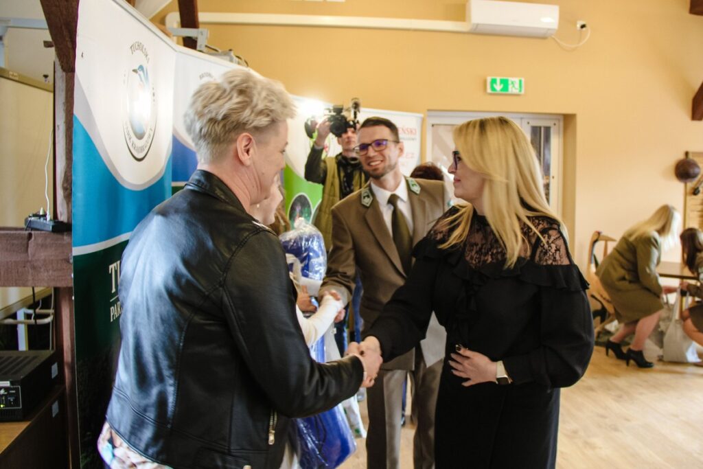 Gratulacje dla zwycięskiego zespołu, fot. Krzysztof Pokrętowski (GLPK)