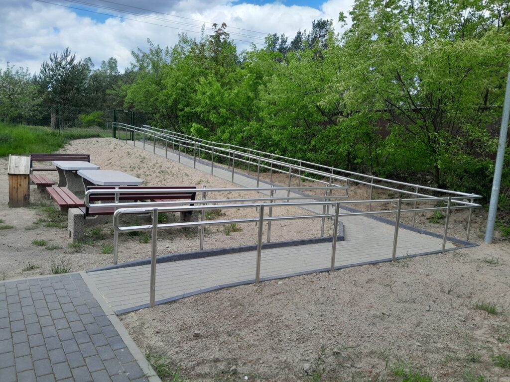 Podjazd umożliwiający dotarcie osobom z trudnościami w poruszaniu się do miejsca przeznaczonego na ognisko, fot. WPK