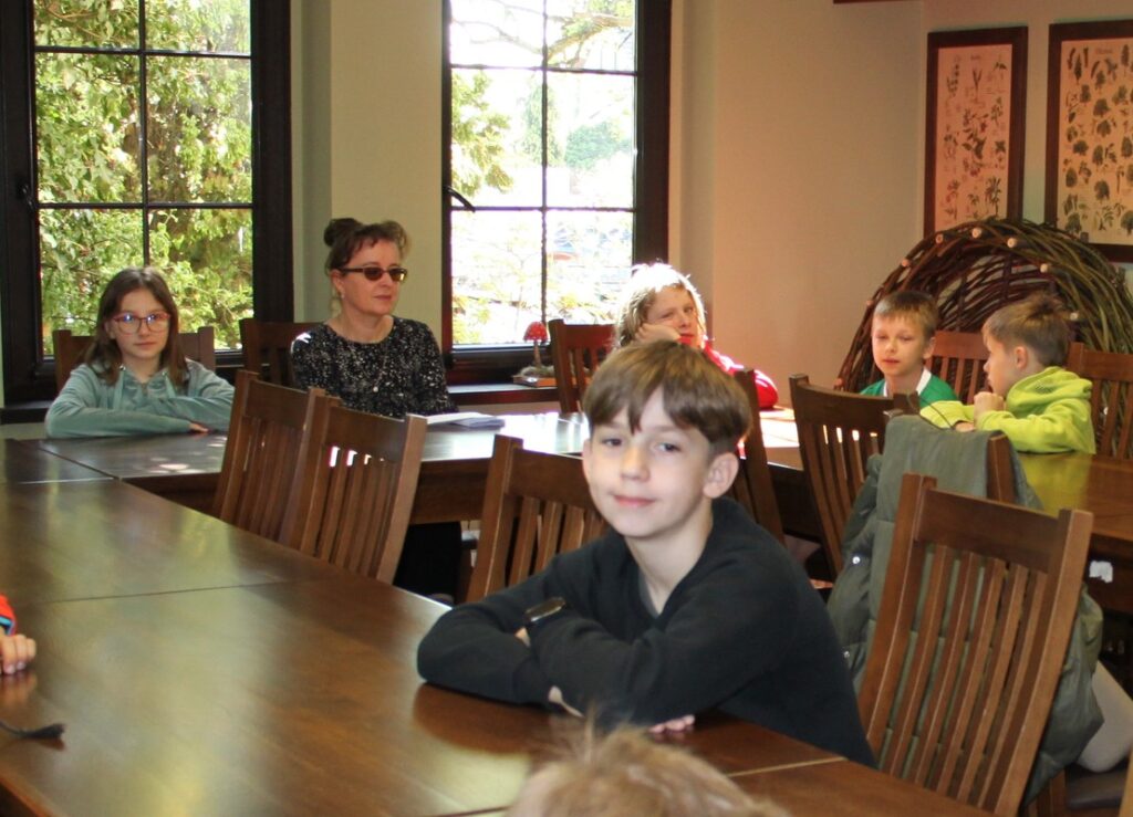 uczestnicy zajęć z nauczycielką, fot. D.Borzyszkowska