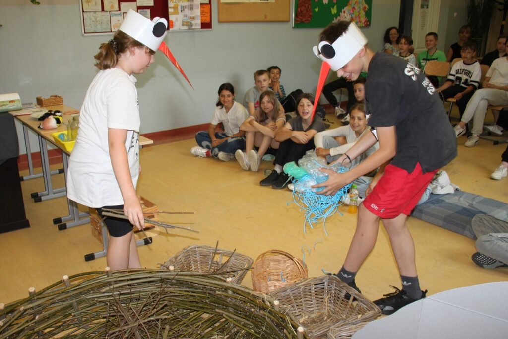 sznurki i woreczki plastikowe są niebezpieczne dla bociana, fot. D. Borzyszkowska