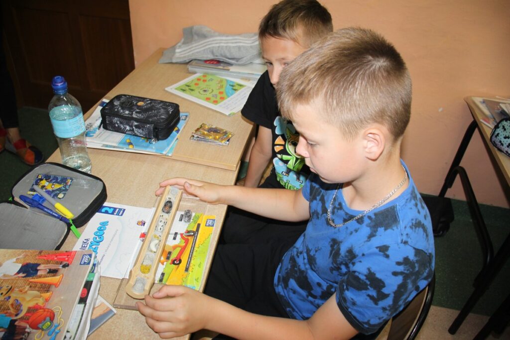 zaglądamy do gniazda murarki, fot. D. Borzyszkowska