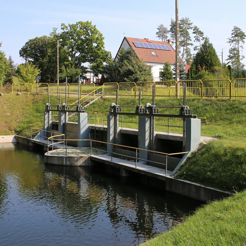 Dawna strażnica kanału w m. Zapora. Na pierwszym planie jaz wlotowy na Wielki Kanal Brdy. Fot. R. Borzyszkowski