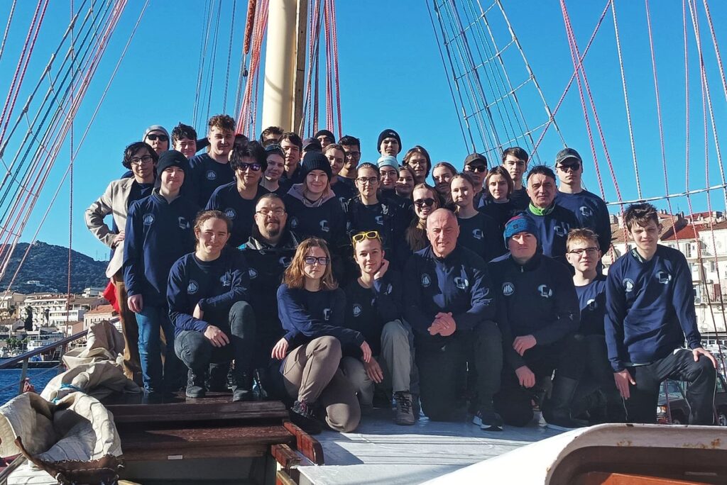 Uczestnicy rejsu na żaglowcu Pogoria fot. Marek Weckwerth