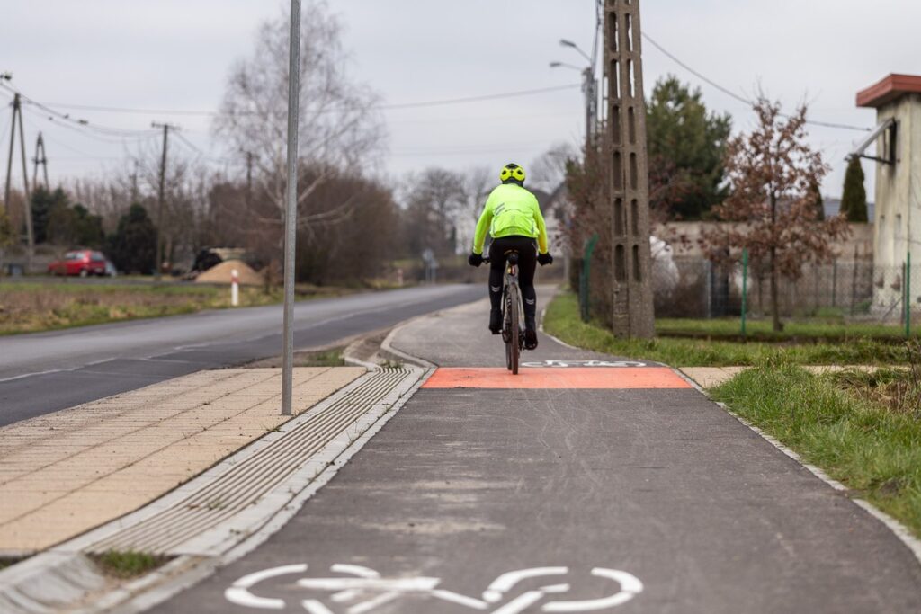 Ścieżka rowerowa w ciągu DW 551 w Kończewicach, fot. Szymon Zdziebło/tarantoga.pl dla UMWKP