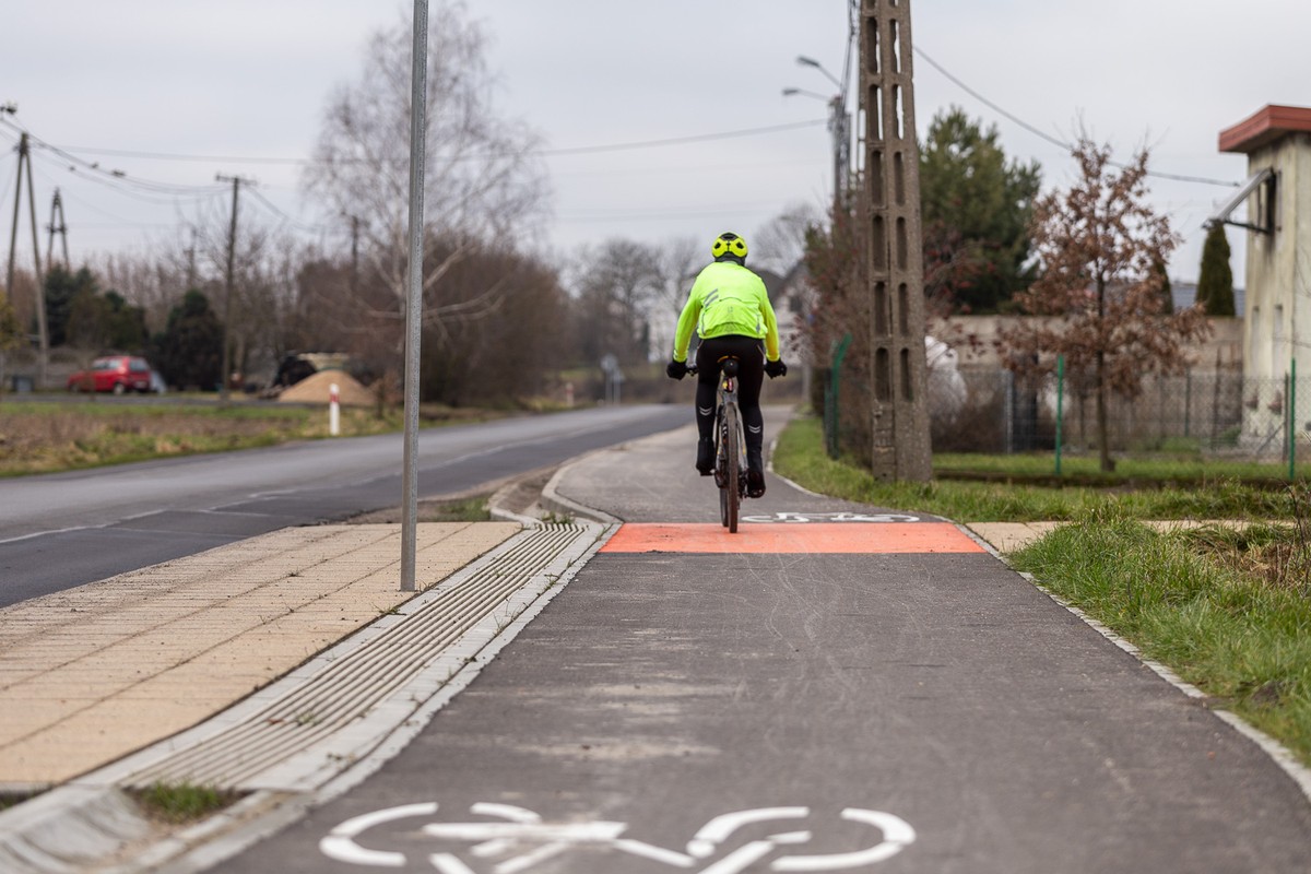 Ścieżka rowerowa w ciągu DW 551 w Kończewicach, fot. Szymon Zdziebło/tarantoga.pl dla UMWKP