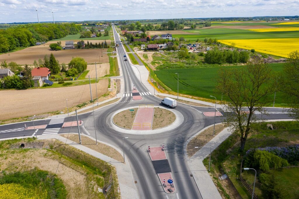 Zdjęcie fragmentu drogi DW548 zrobione z drona, fot. Mikołaj Kuras dla UMWKP