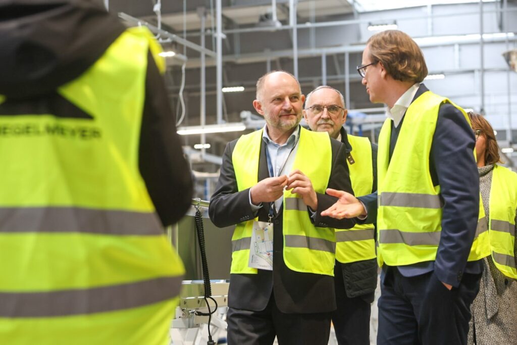 Wsparcie gospodarki i tworzenie dobrego klimatu dla biznesu to od wielu lat priorytet samorządu województwa. Na zdjęciu: wizyta marszałka Piotra Całbeckiego w zakładzie produkcyjnym Grupy Stiegelmeyer, fot. Szymon Zdziebło dla UMWKP