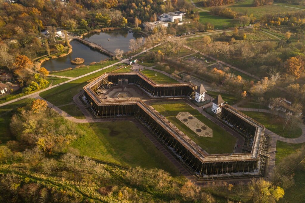 Tężnie w Inowrocławiu fot. Szymon Zdziebło/tarantoga.pl dla UMWKP