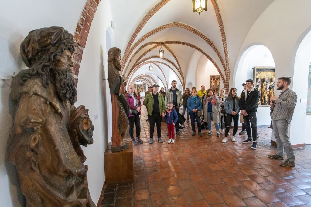 Zwiedzanie wystawy w Ratuszu Staromiejskim w Toruniu, fot. Mikołaj Kuras dla UMWKP