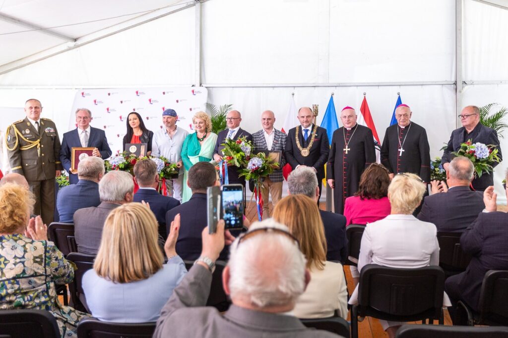 Ubiegłoroczna uroczysta sesja sejmiku województwa we Włocławku, fot. Szymon Zdziebło/tarantoga.pl dla UMWKP