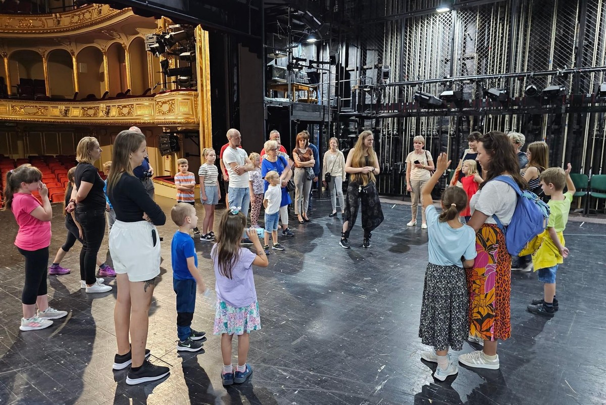 Zwiedzanie teatru w 2023 roku fot. Teatr Horzycy