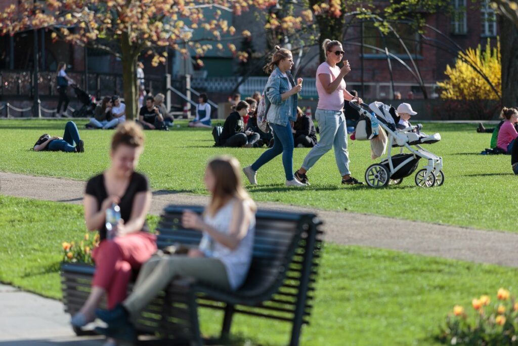 Ludzie w parku wiosną, fot. Filip Kowalkowski dla UMWKP