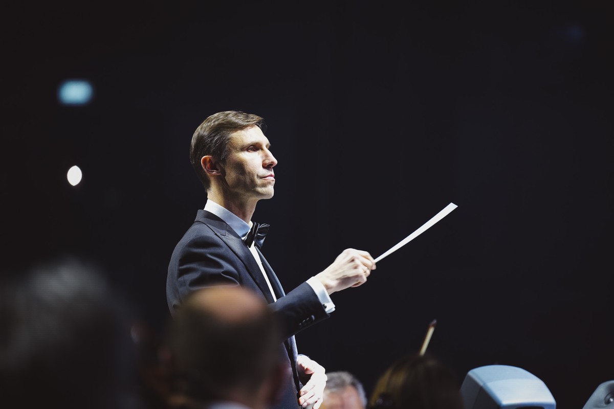 Dyrygent Tomasz Szymuś fot. Filharmonia Pomorska