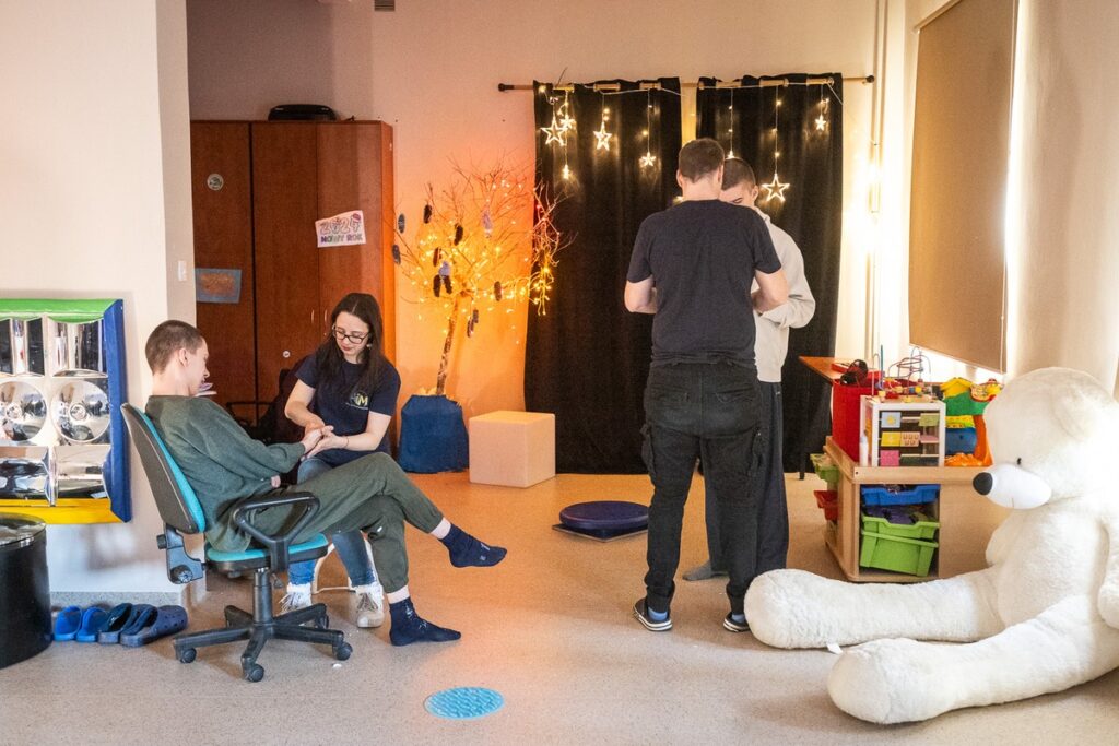 Wizyta w domu pomocy dla niepełnosprawnych z Ukrainy, fot. Szymon Zdziebło/tarantoga.pl dla UMWKP