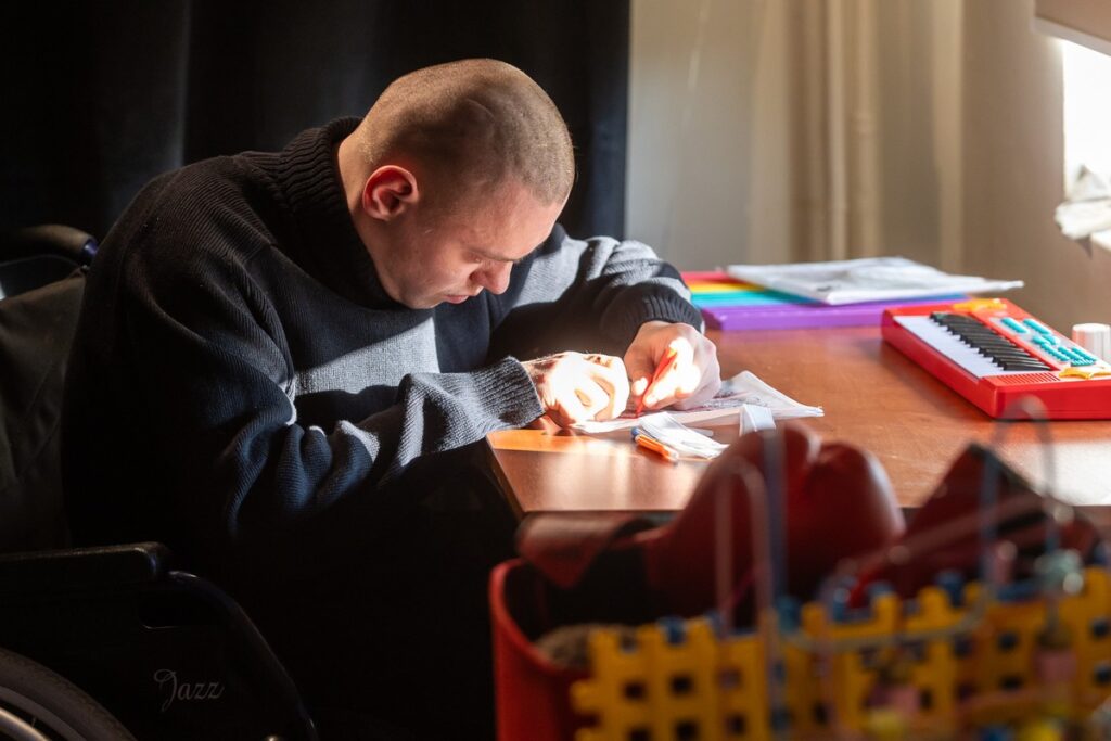 Wizyta w domu pomocy dla niepełnosprawnych z Ukrainy, fot. Szymon Zdziebło/tarantoga.pl dla UMWKP