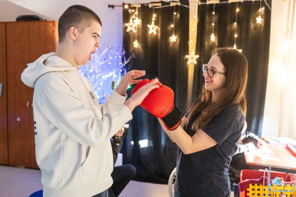 Wizyta w domu pomocy dla niepełnosprawnych z Ukrainy, fot. Szymon Zdziebło/tarantoga.pl dla UMWKP