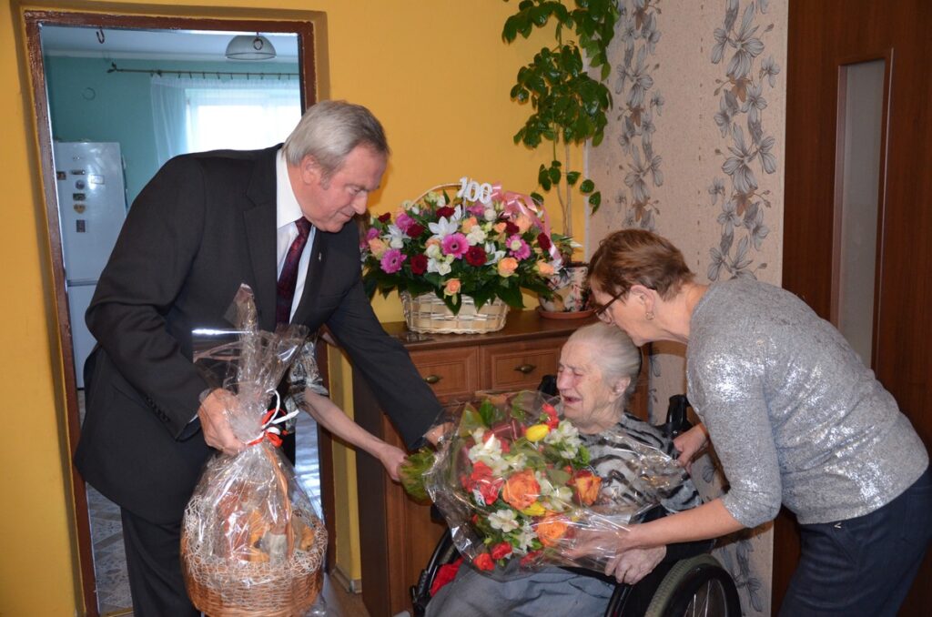 Wręczenie medalu stuletniej Leokadii Mantyk, fot. Urząd Miejski w Lubrańcu