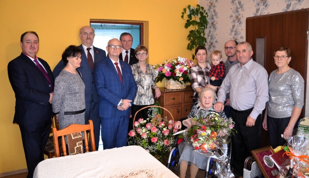 Wręczenie medalu stuletniej Leokadii Mantyk, fot. Urząd Miejski w Lubrańcu