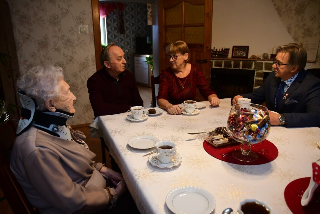 Wręczenie medalu stuletniej Halinie Hincy, fot. Piotr Paterski/Tygodnik Tucholski