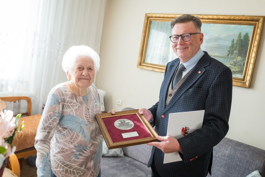 Wręczenie medalu stuletniej Irenie Bury, fot. Tomasz Czachorowski/eventphoto.com.pl dla UMWKP