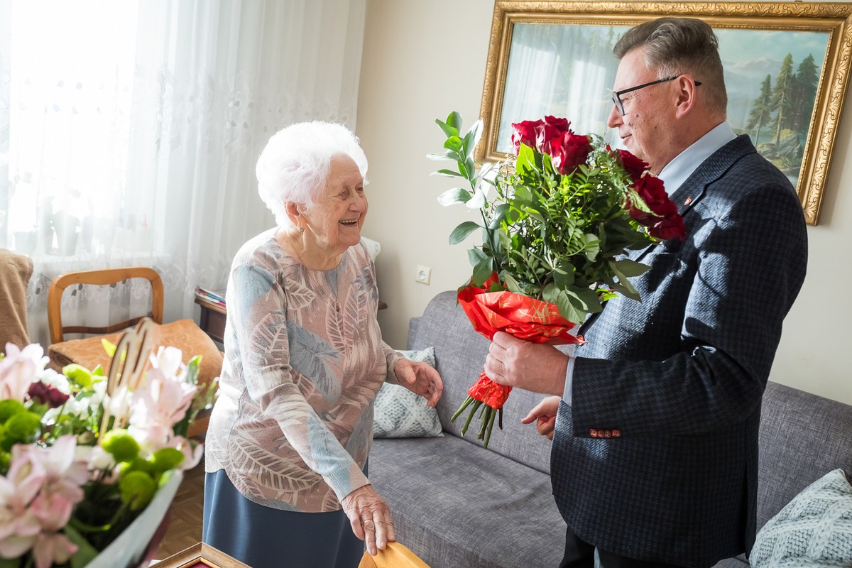 Wręczenie medalu stuletniej Irenie Bury, fot. Tomasz Czachorowski/eventphoto.com.pl dla UMWKP