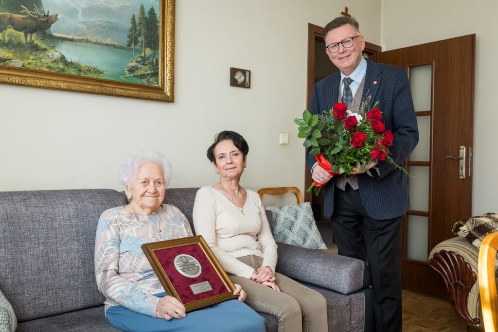 Wręczenie medalu stuletniej Irenie Bury, fot. Tomasz Czachorowski/eventphoto.com.pl dla UMWKP