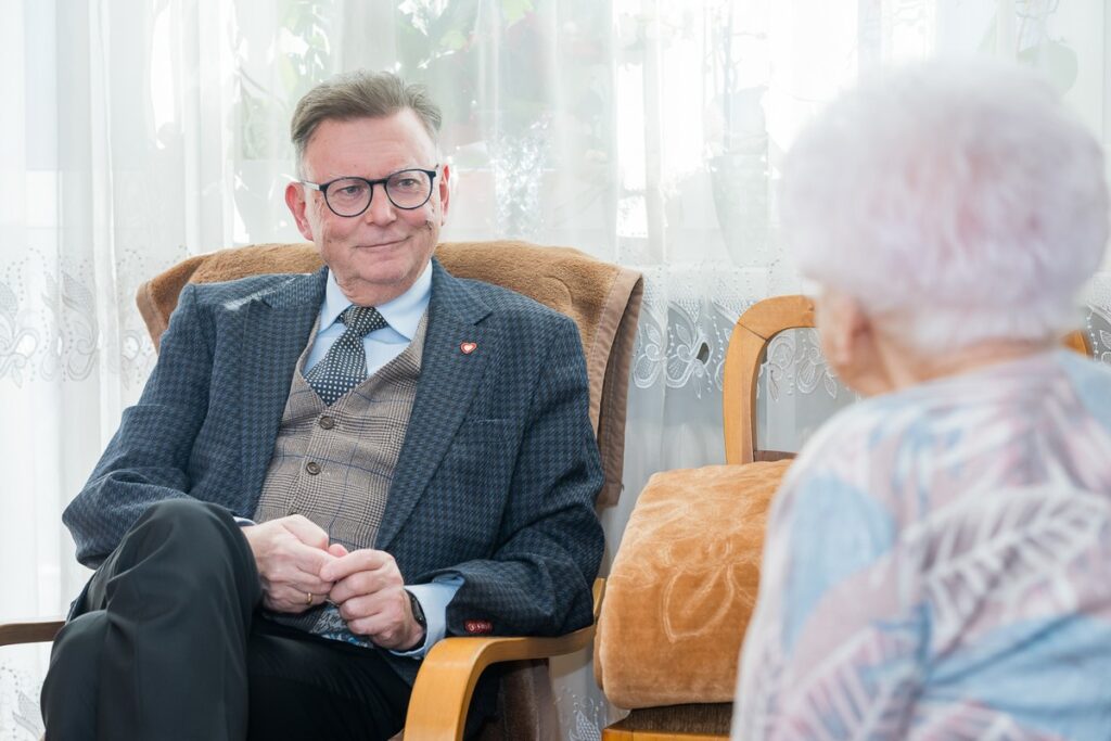 Wręczenie medalu stuletniej Irenie Bury, fot. Tomasz Czachorowski/eventphoto.com.pl dla UMWKP