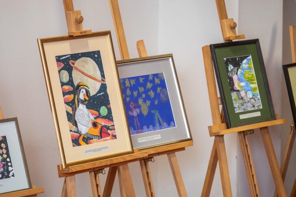 Prace laureatów konkursu gęsinowego, które trafiły na licytacje WOŚP