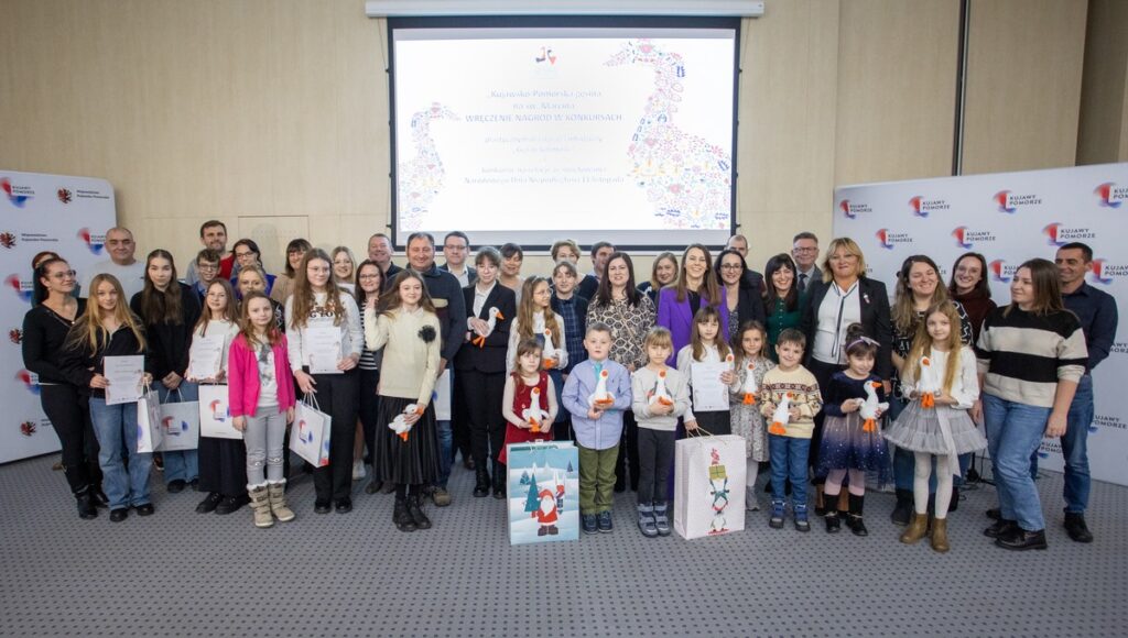 Wręczenie nagród w plastycznym konkursie gęsinowym. Fot. Mikołaj Kuras dla UMWKP