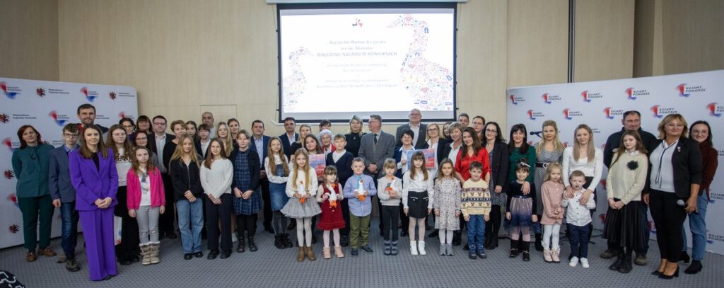 Wręczenie nagród w plastycznym konkursie gęsinowym. Fot. Mikołaj Kuras dla UMWKP