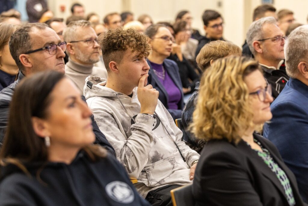 Odprawa przed rejsem po Morzu Śródziemnym fot. Szymon Zdzieblo/tarantoga.pl dla UMWKP