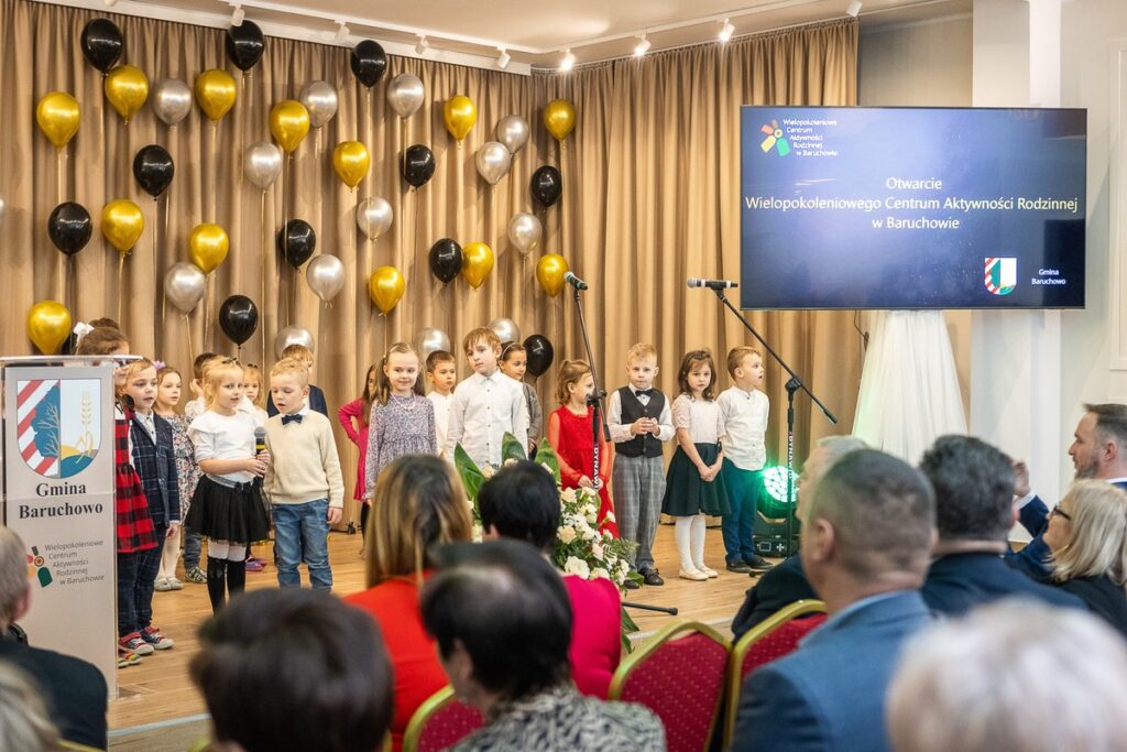 Otwarcie Wielopokoleniowego Centrum Aktywności Rodzinnej w Baruchowie, fot. Szymon Zdziebło/tarantoga.pl dla UMWKP