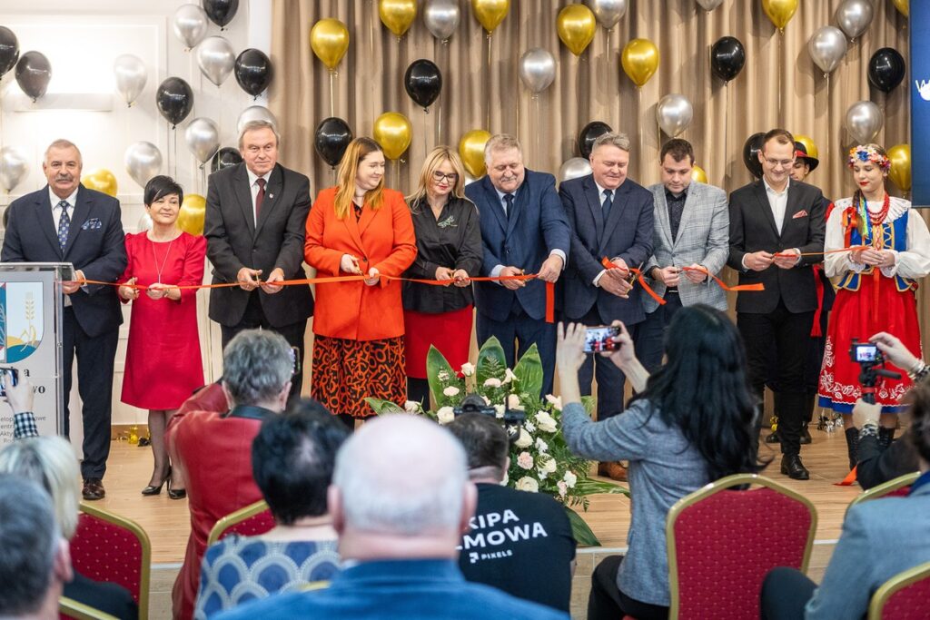 Otwarcie Wielopokoleniowego Centrum Aktywności Rodzinnej w Baruchowie, fot. Szymon Zdziebło/tarantoga.pl dla UMWKP