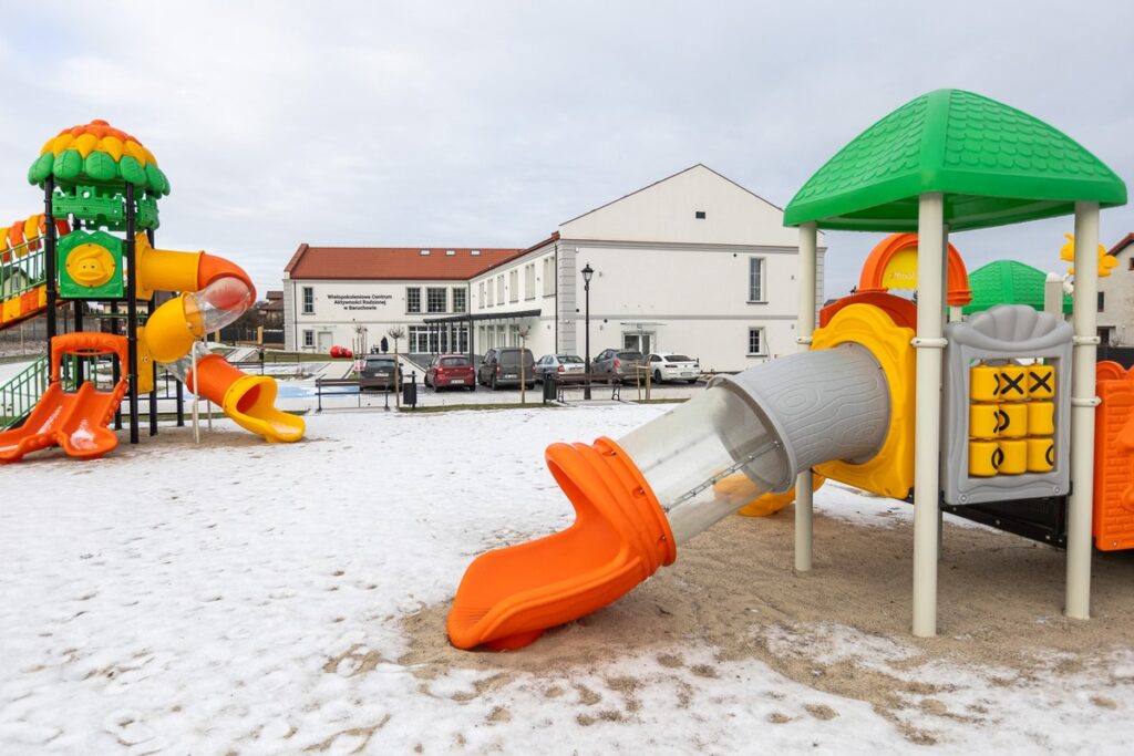 Otwarcie Wielopokoleniowego Centrum Aktywności Rodzinnej w Baruchowie, fot. Szymon Zdziebło/tarantoga.pl dla UMWKP