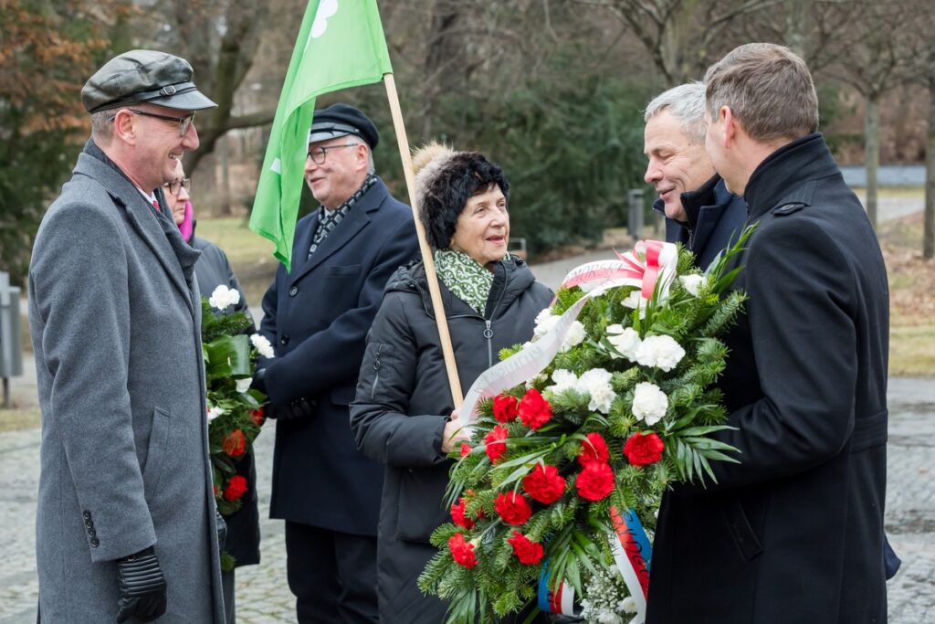 Ceremonia złożenia kwiatów pod bydgoskim pomnikiem Wincentego Witosa, fot. Tomasz Czachorowski/eventphoto.com dla UMWKP